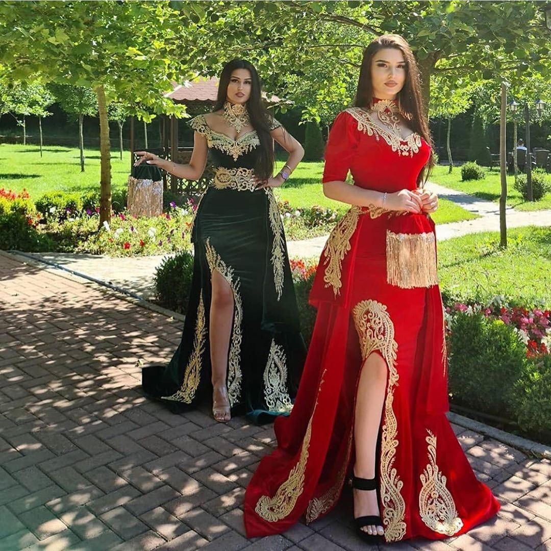 Magnifique robe de soirée sirène en velours rouge à col licou avec appliques dorées et manches mi-longues