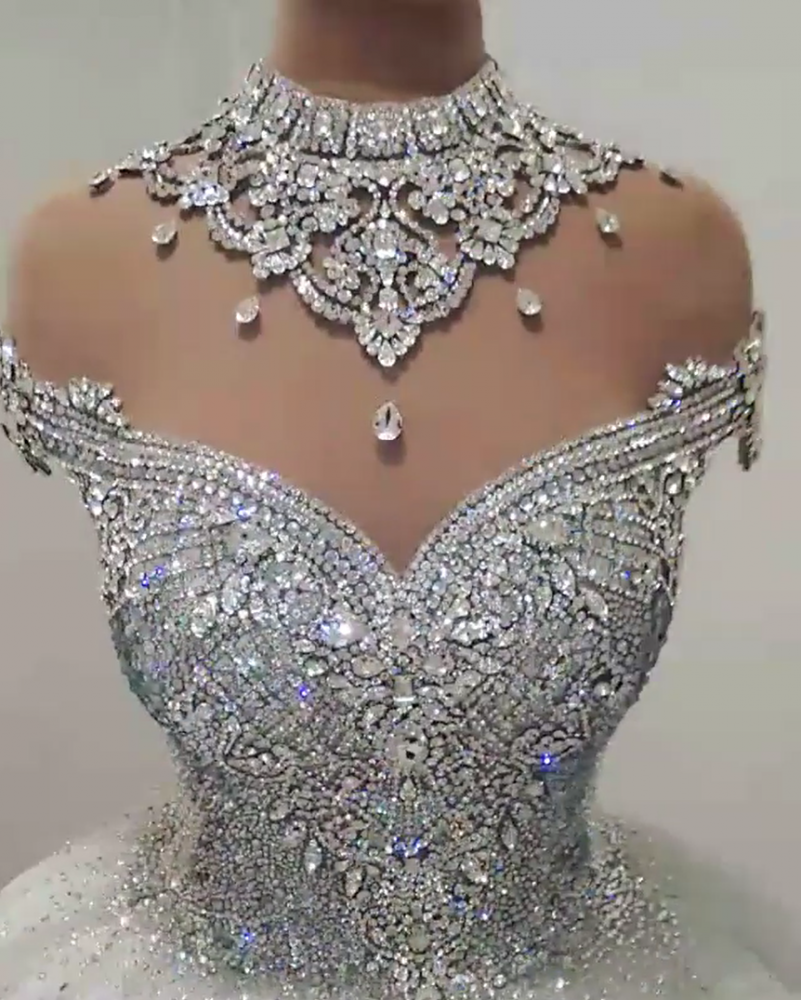 Magnifique robe de mariée princesse à col montant ornée de perles de cristal