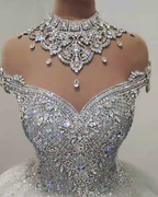 Magnifique robe de mariée princesse à col montant ornée de perles de cristal
