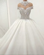 Magnifique robe de mariée princesse à col montant ornée de perles de cristal