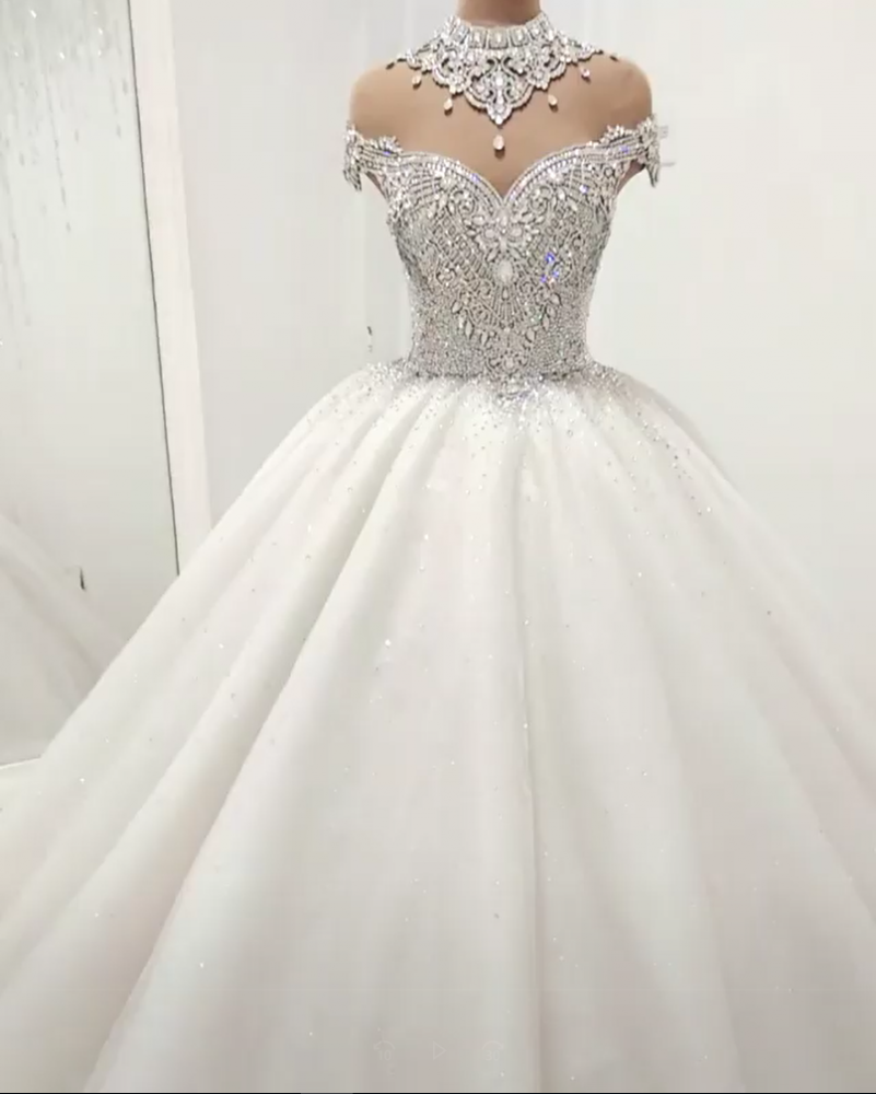 Magnifique robe de mariée princesse à col montant ornée de perles de cristal