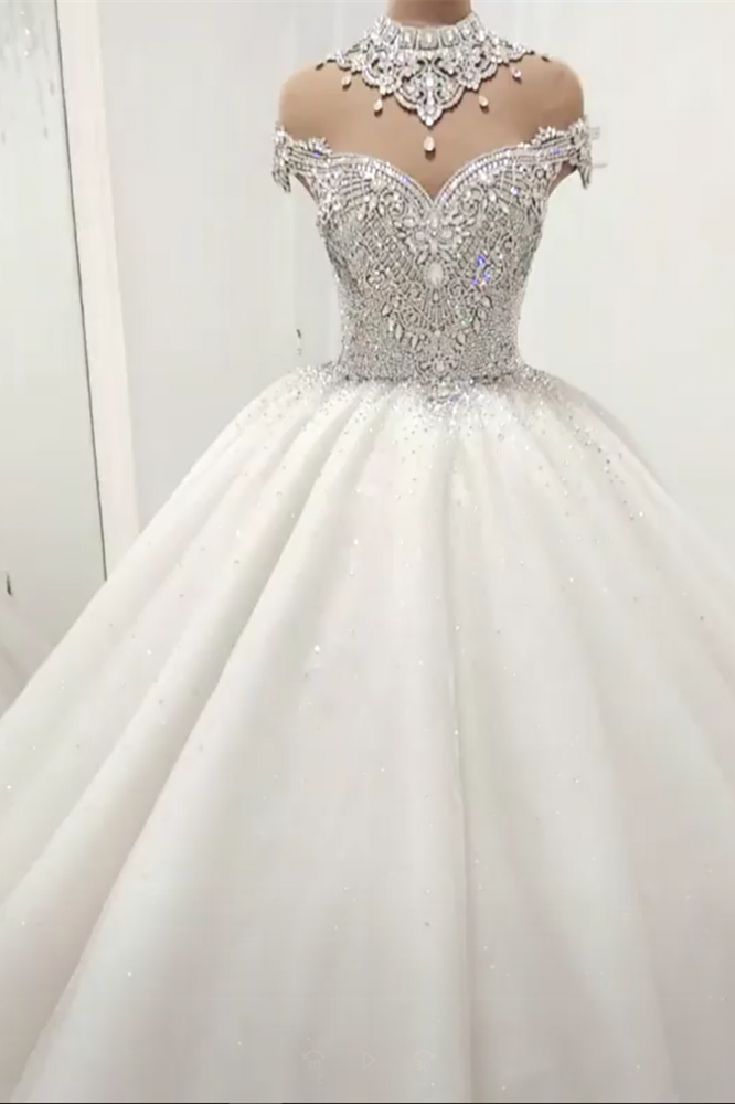 Magnifique robe de mariée princesse à col montant ornée de perles de cristal