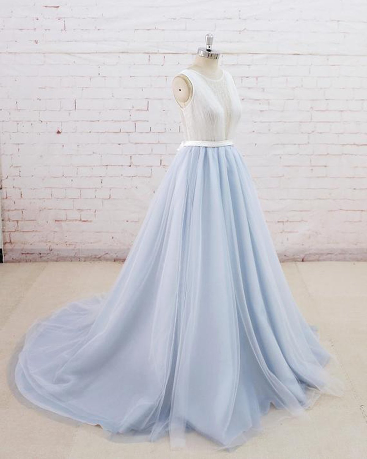 Vestido de noiva de corte A com renda de tule azul claro sem mangas e costas transparentes