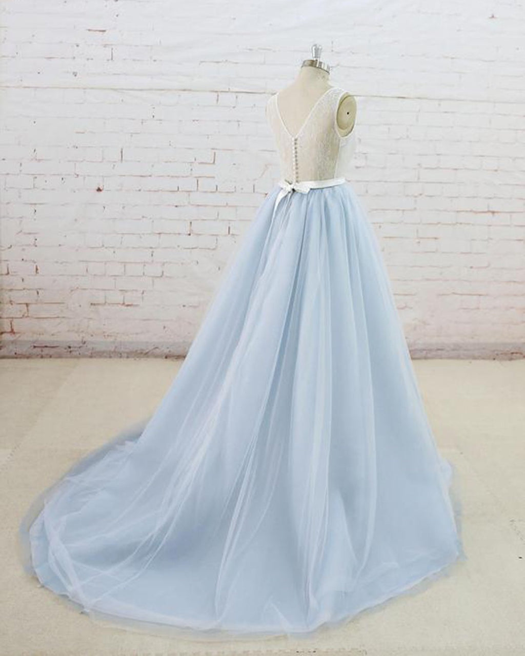 Vestido de noiva de corte A com renda de tule azul claro sem mangas e costas transparentes