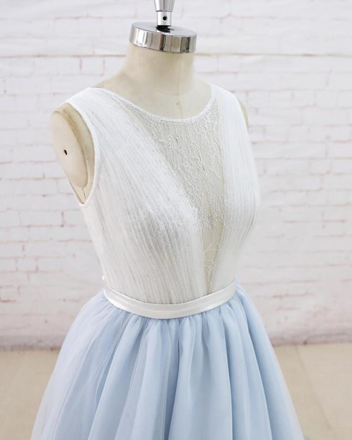 Vestido de noiva de corte A com renda de tule azul claro sem mangas e costas transparentes