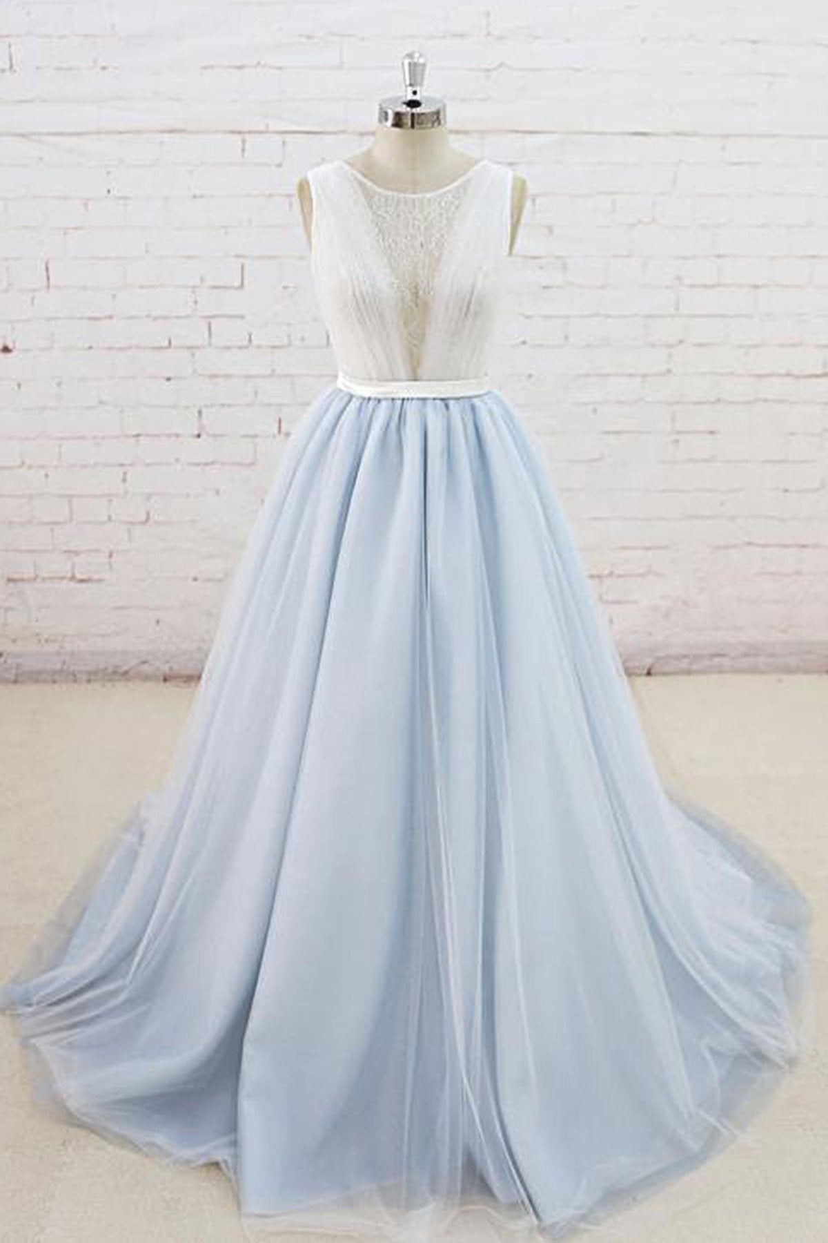 Vestido de noiva de corte A com renda de tule azul claro sem mangas e costas transparentes