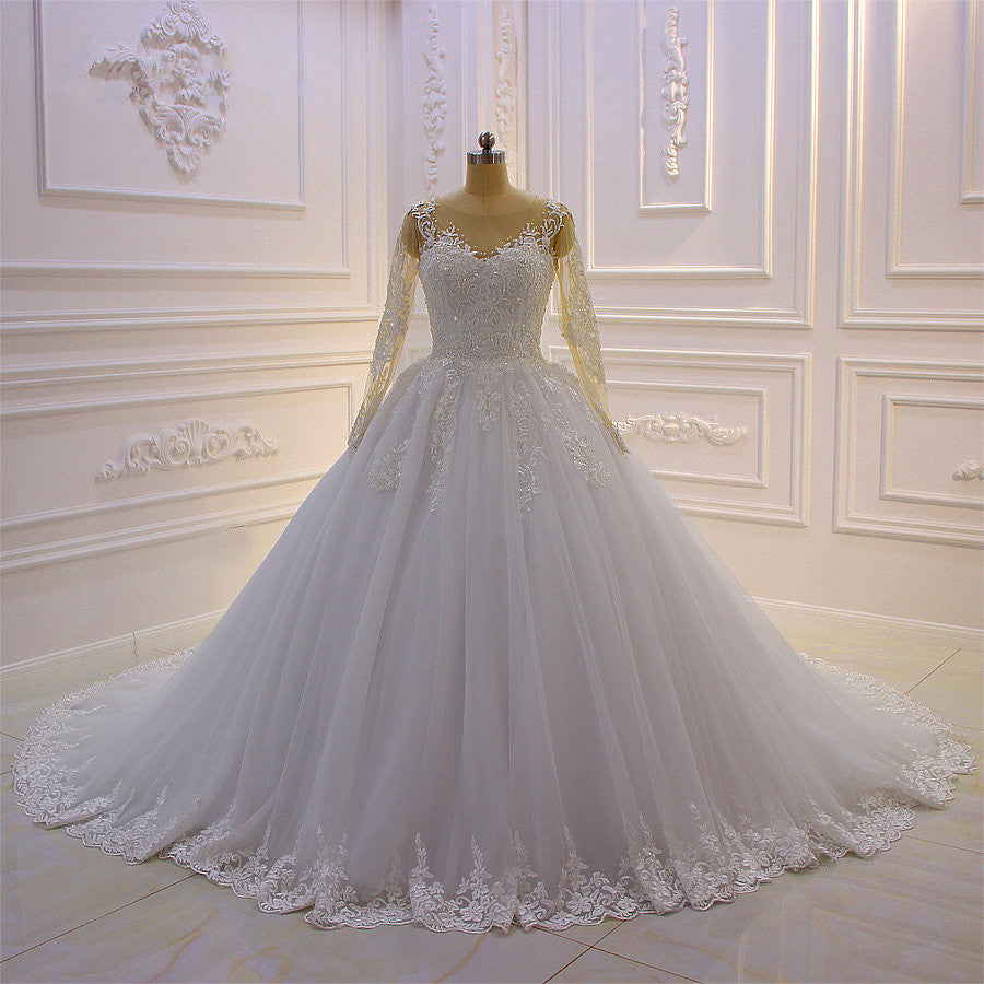 Hermoso vestido de novia largo de corte A con escote barco, apliques de tul perlado y encaje con mangas