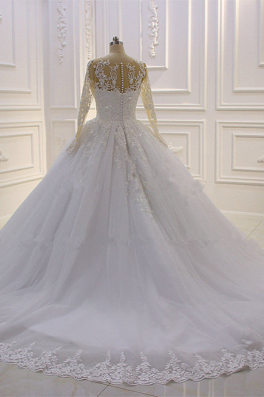 Hermoso vestido de novia largo de corte A con escote barco, apliques de tul perlado y encaje con mangas