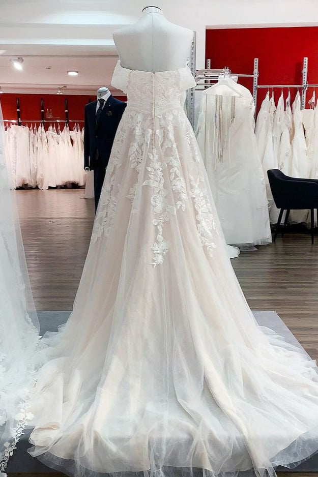 Splendido abito da sposa lungo a linea ad A con scollo a barca, applicazioni in pizzo e tulle