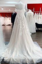 Splendido abito da sposa lungo a linea ad A con scollo a barca, applicazioni in pizzo e tulle