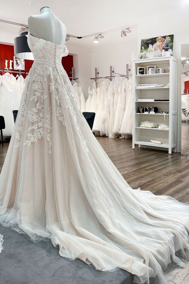 Splendido abito da sposa lungo a linea ad A con scollo a barca, applicazioni in pizzo e tulle