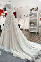 Splendido abito da sposa lungo a linea ad A con scollo a barca, applicazioni in pizzo e tulle