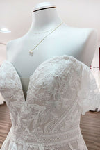 Splendido abito da sposa lungo a linea ad A con scollo a barca, applicazioni in pizzo e tulle