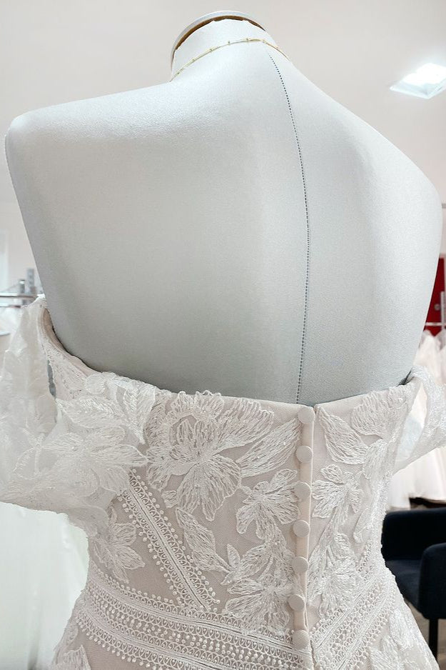 Splendido abito da sposa lungo a linea ad A con scollo a barca, applicazioni in pizzo e tulle