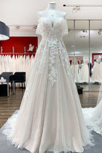 Splendido abito da sposa lungo a linea ad A con scollo a barca, applicazioni in pizzo e tulle