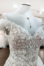 Vestido de Noiva Deslumbrante Comprido em Linha A, com Rendas de Tule, Folhos e Decote Ombro a Ombro
