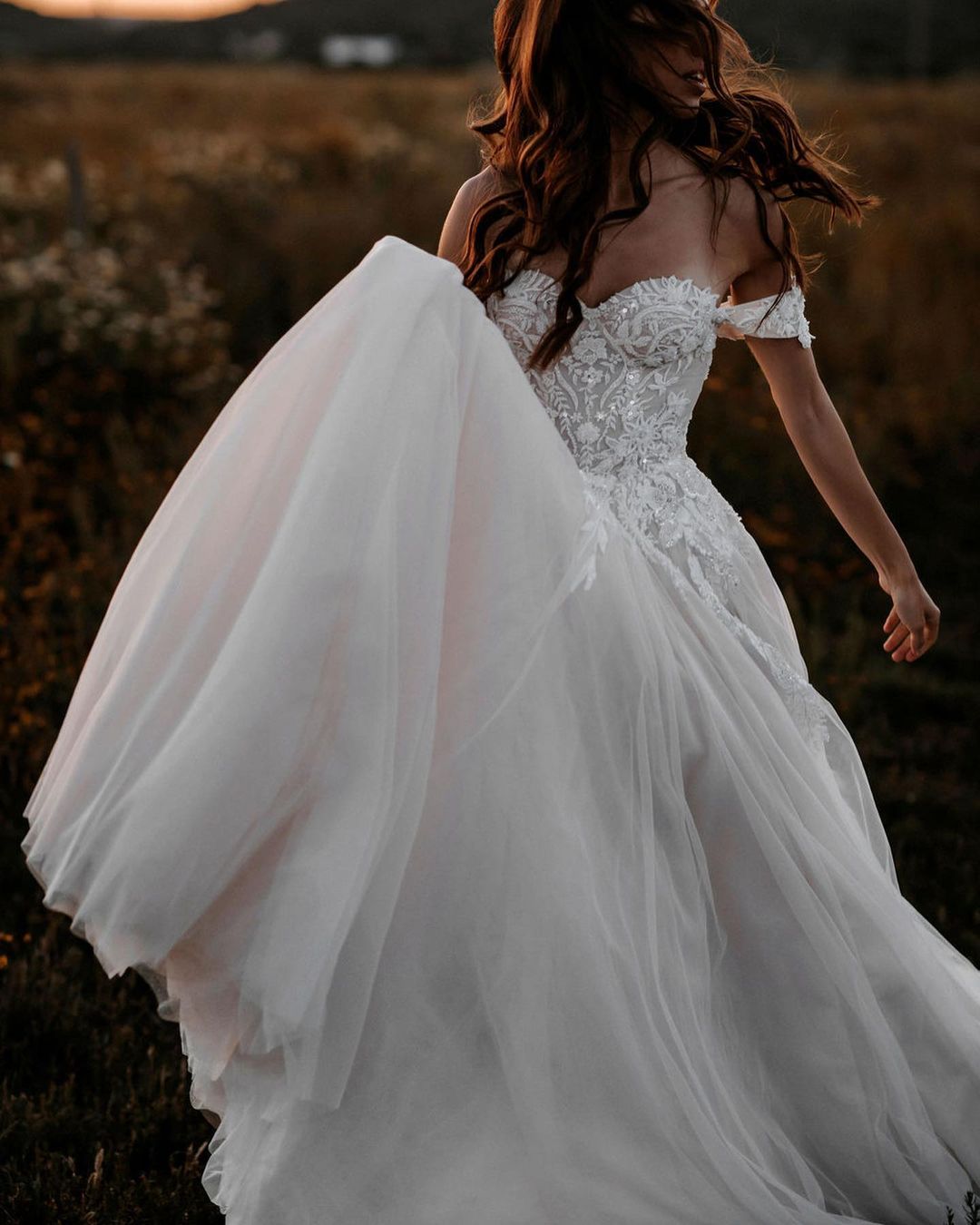 Vestido de Noiva Deslumbrante Longo em Linha A, Ombros Descobertos, em Tule com Rendas Aplicadas