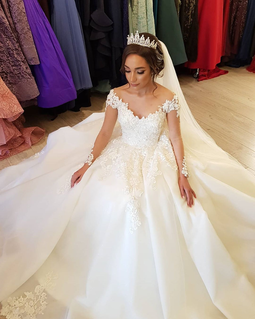 Hermosos vestidos de novia largos de corte A con hombros descubiertos y mangas