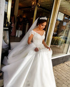 Hermosos vestidos de novia largos de corte A con hombros descubiertos y mangas