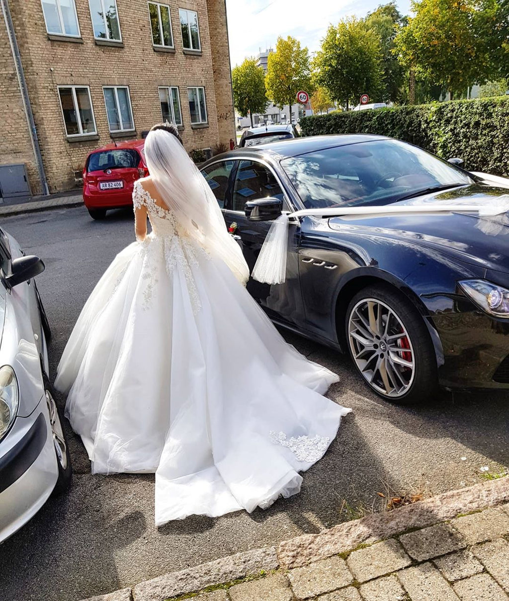 Hermosos vestidos de novia largos de corte A con hombros descubiertos y mangas
