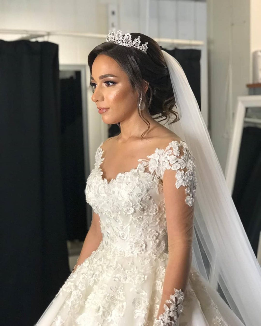 Hermosos vestidos de novia largos de corte A con hombros descubiertos y mangas