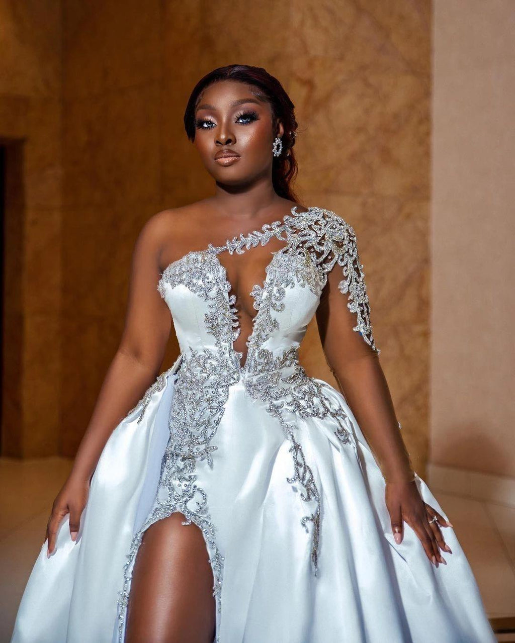 Splendido abito da sposa lungo a linea ad A con una spalla, perline e spacco