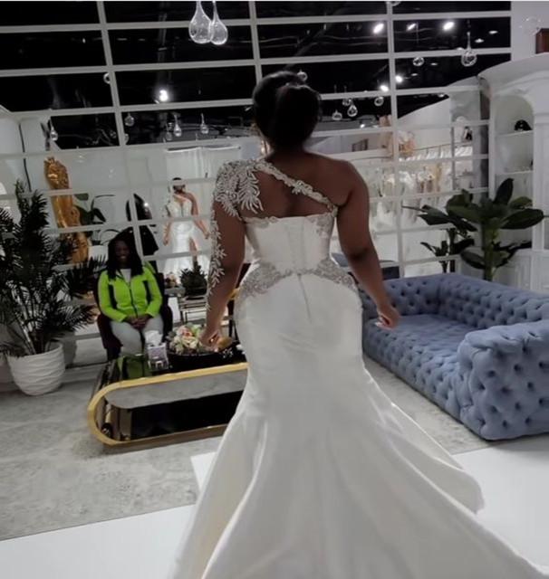 Splendido abito da sposa lungo a linea ad A con una spalla, perline e spacco