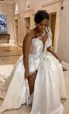 Splendido abito da sposa lungo a linea ad A con una spalla, perline e spacco