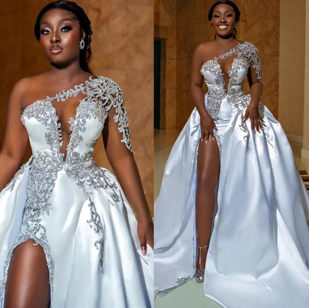 Splendido abito da sposa lungo a linea ad A con una spalla, perline e spacco