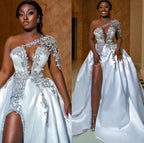 Splendido abito da sposa lungo a linea ad A con una spalla, perline e spacco