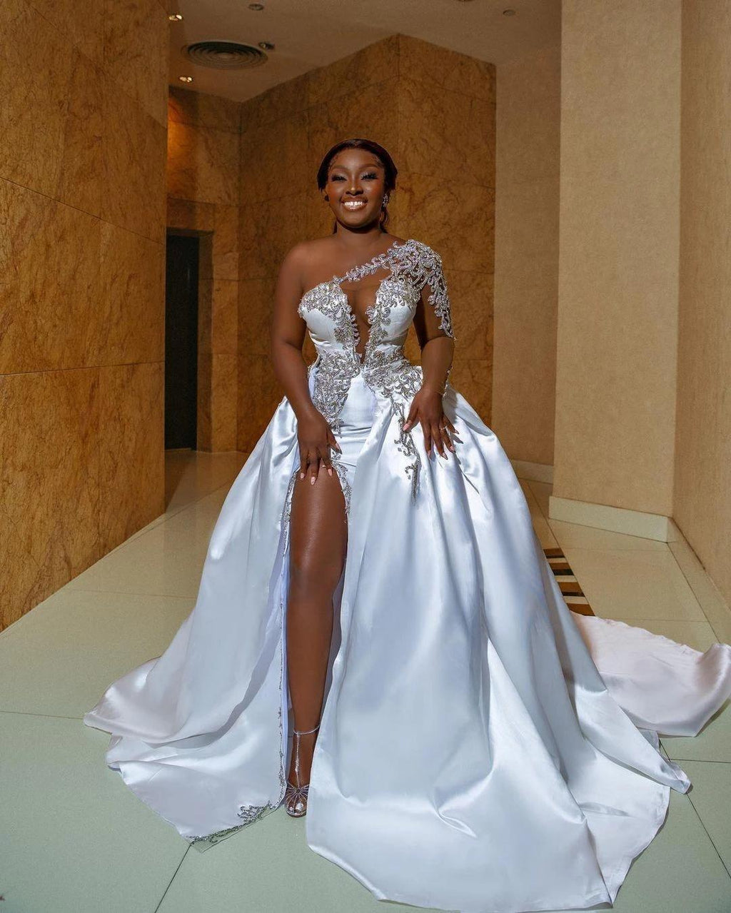 Splendido abito da sposa lungo a linea ad A con una spalla, perline e spacco