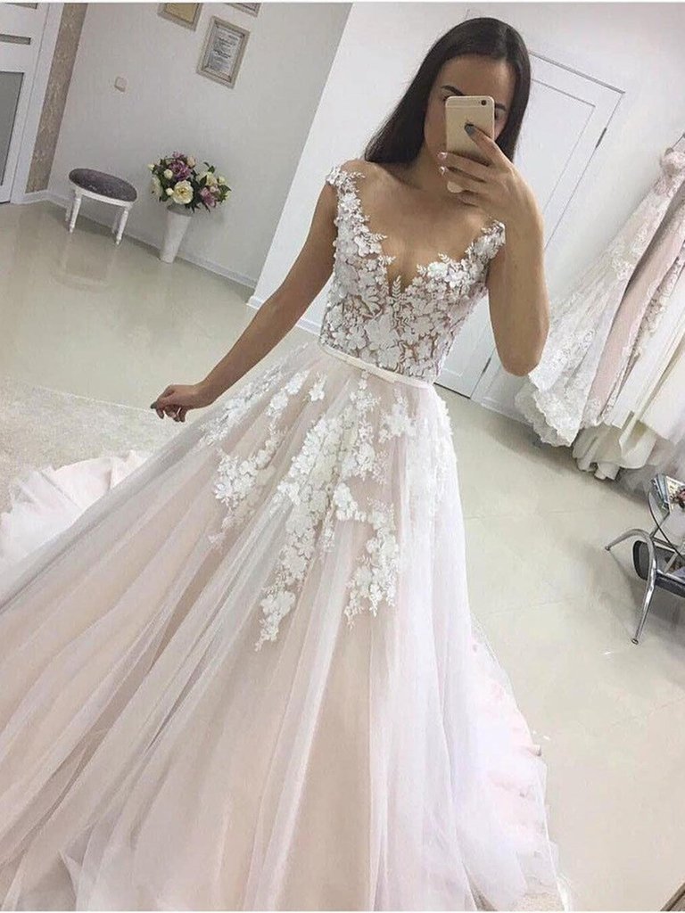 Splendido abito da sposa lungo a linea ad A con scollo a cuore in tulle e pizzo