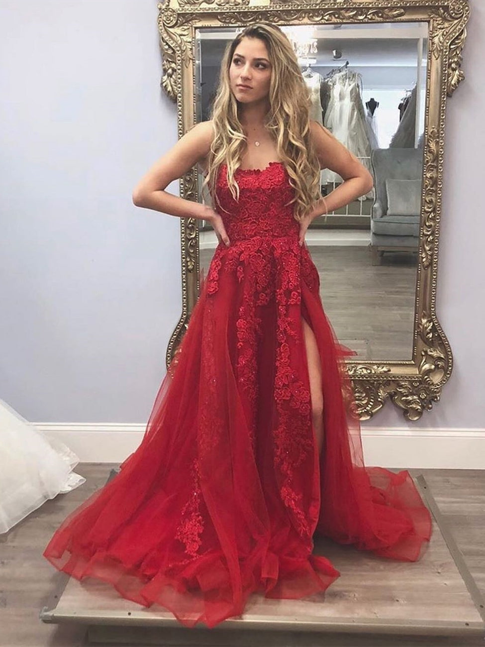 Superbes robes de bal longues en tulle à jupe évasée avec appliques en dentelle et fente haute
