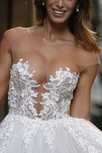 Vestido de Noiva Deslumbrante Comprido em Tule com Aplicações de Renda em Corte A