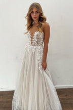 Vestido de Noiva Deslumbrante Comprido em Tule com Aplicações de Renda em Corte A