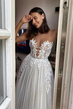 Vestido de Noiva Deslumbrante Comprido em Tule com Aplicações de Renda em Corte A