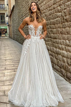 Vestido de Noiva Deslumbrante Comprido em Tule com Aplicações de Renda em Corte A