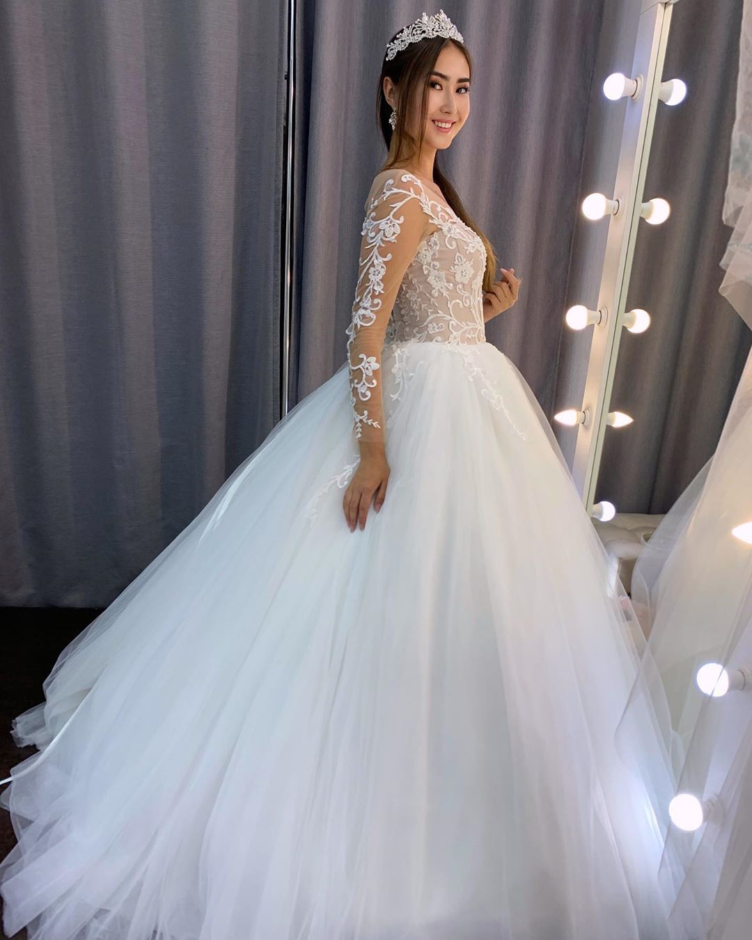 Vestido de Noiva Deslumbrante Comprido em Tule com Renda e Mangas em Corte em A