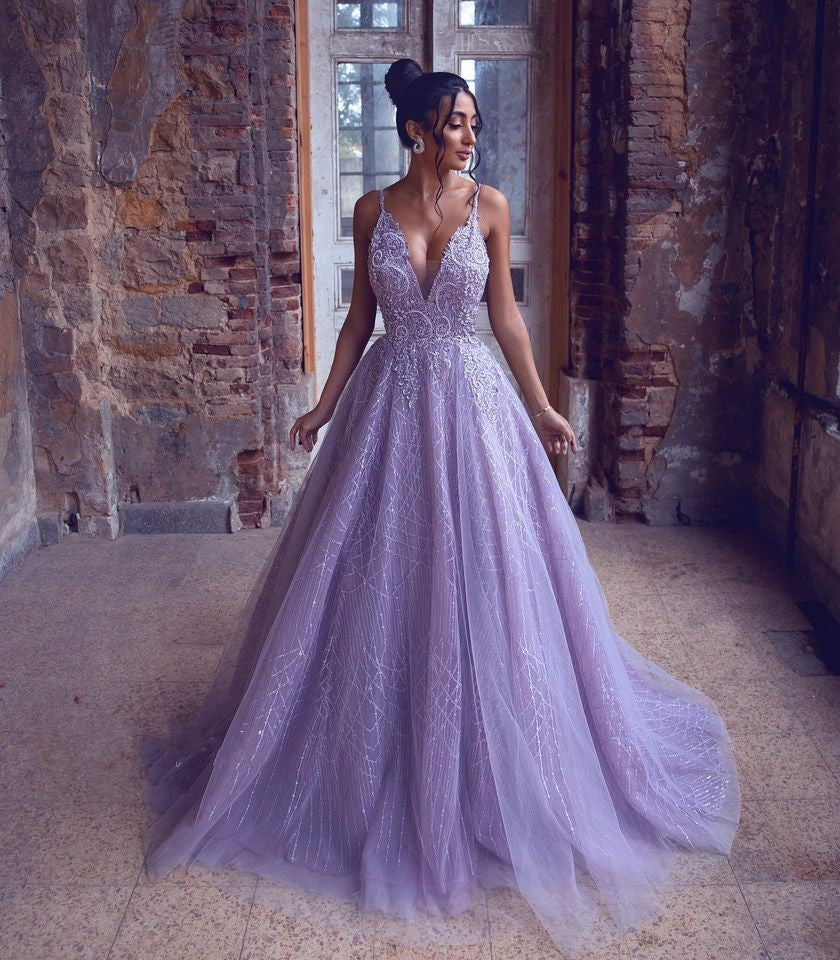 Magnifique robe de bal longue en tulle, ligne A, col en V, appliques en dentelle, dos nu