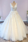 Splendido abito da sposa lungo a linea ad A in tulle con pizzi applicati