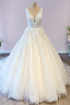 Splendido abito da sposa lungo a linea ad A in tulle con pizzi applicati