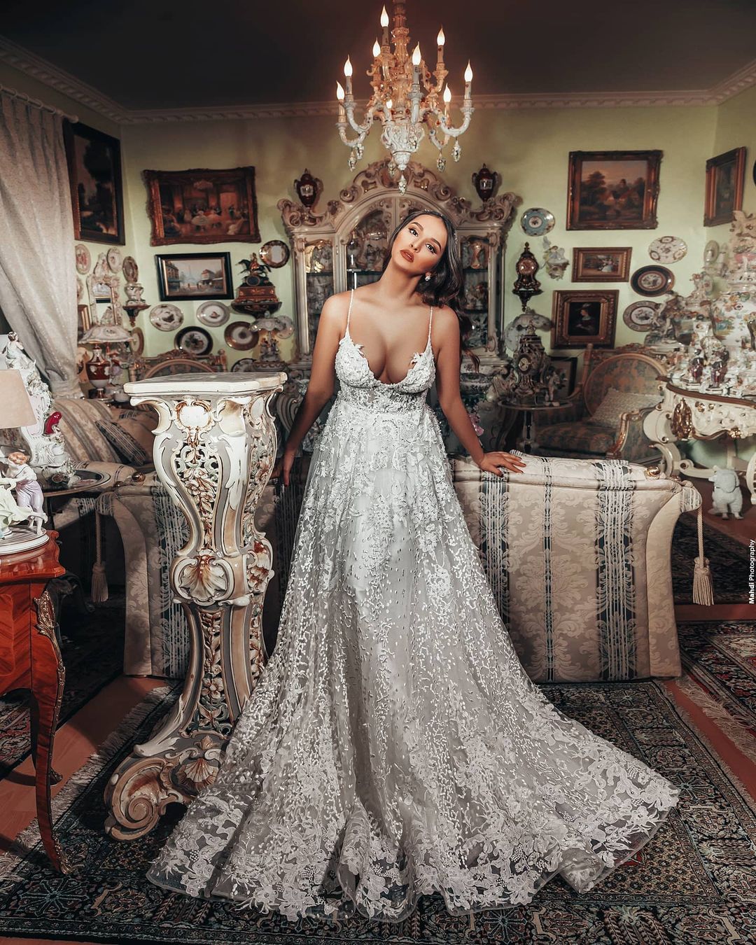 Vestido de Noiva Deslumbrante Comprido em Linha A com Decote em V e Renda Floral 3D