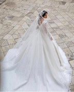 Hermoso vestido de novia largo de corte A con escote en V, apliques de encaje y mangas