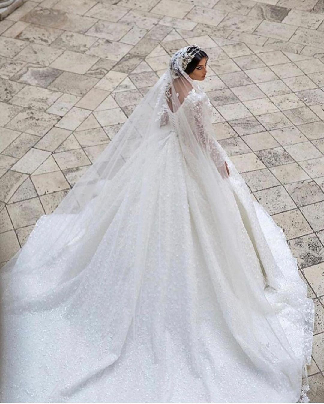 Hermoso vestido de novia largo de corte A con escote en V, apliques de encaje y mangas
