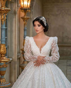 Hermoso vestido de novia largo de corte A con escote en V, apliques de encaje y mangas