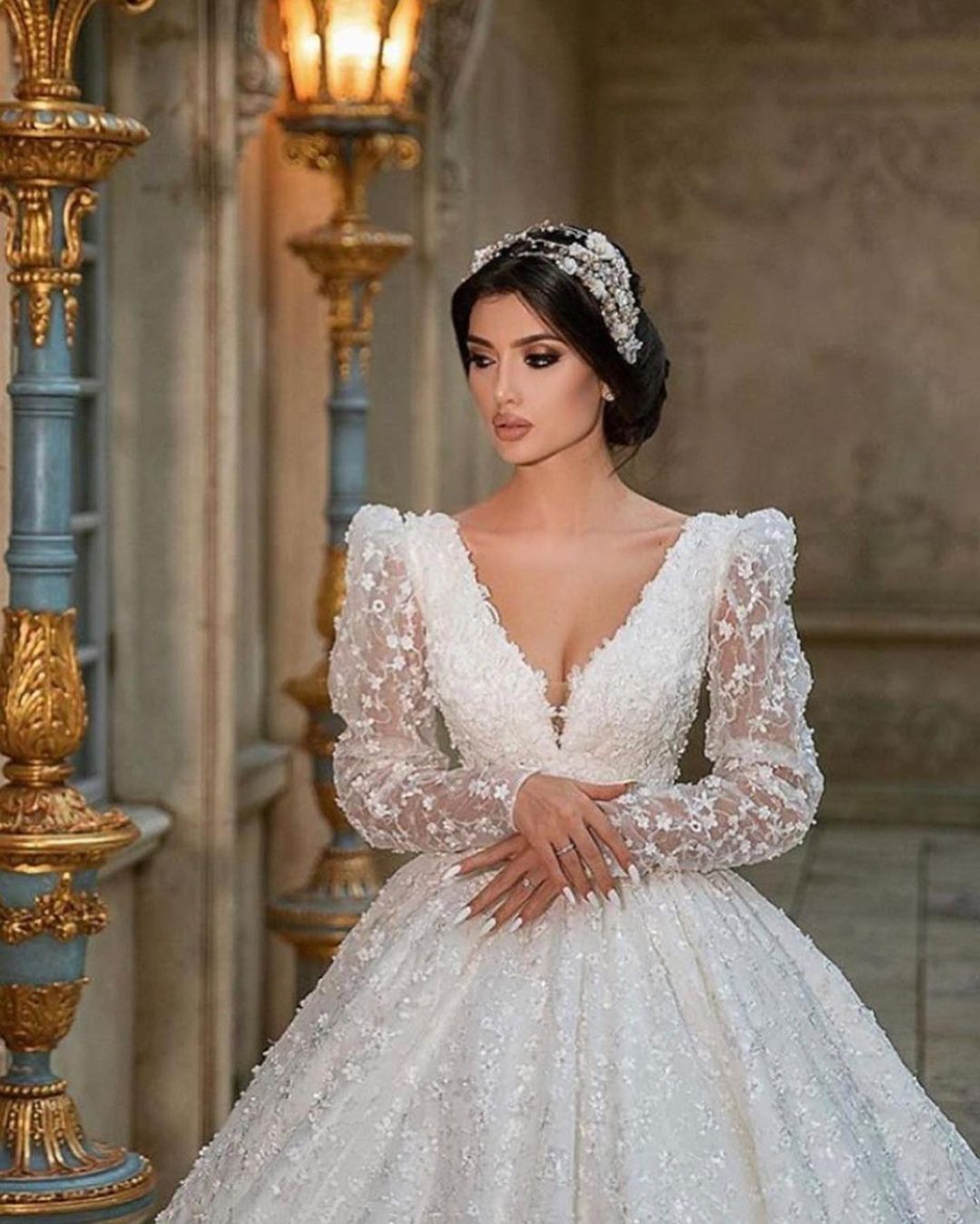Hermoso vestido de novia largo de corte A con escote en V, apliques de encaje y mangas