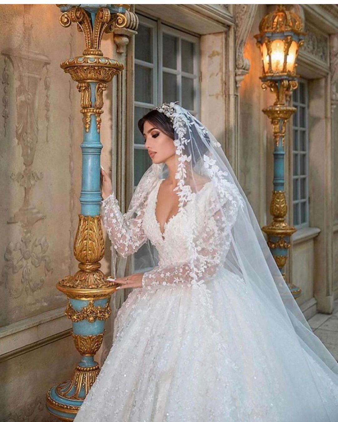 Hermoso vestido de novia largo de corte A con escote en V, apliques de encaje y mangas