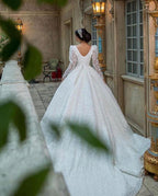 Hermoso vestido de novia largo de corte A con escote en V, apliques de encaje y mangas