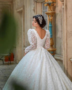 Hermoso vestido de novia largo de corte A con escote en V, apliques de encaje y mangas