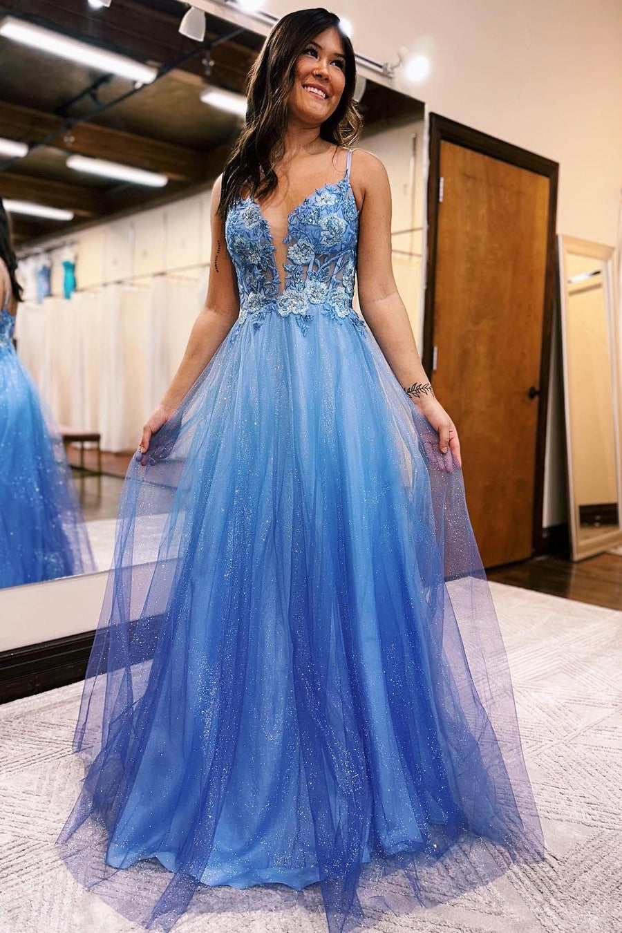 Magnifique robe de bal longue en ligne A à col en V pailletée sans manches avec appliques